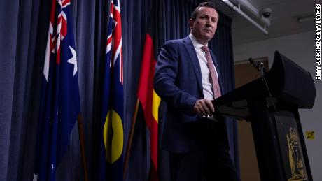 El primer ministro de Australia Occidental, Mark McGowan, habla con los medios de comunicación en la Duma House el 29 de junio en Perth, Australia.