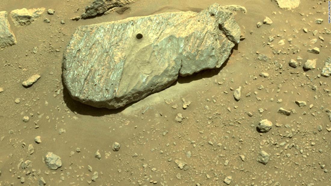 Atkakliam roveriui pavyko surinkti pirmąjį pavyzdį iš Marso