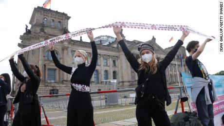 Des militants des droits à l'avortement à Berlin forment une chaîne humaine devant le parlement allemand en mai.