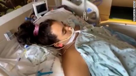 Najstnik na Floridi, hospitaliziran s covidom-19, pravi, da bi se morali ljudje cepiti 