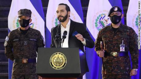 El presidente salvadoreño, Nayib Bukele, habla frente a las Fuerzas Armadas de El Salvador en San Salvador en julio pasado.