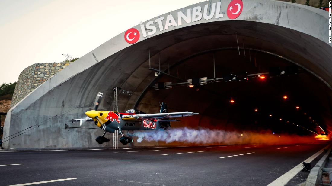 Dario Costa: Guarda l’aereo da corsa Red Bull Zivko Edge 540 volare attraverso un tunnel e allo stesso tempo stabilire un Guinness World Record