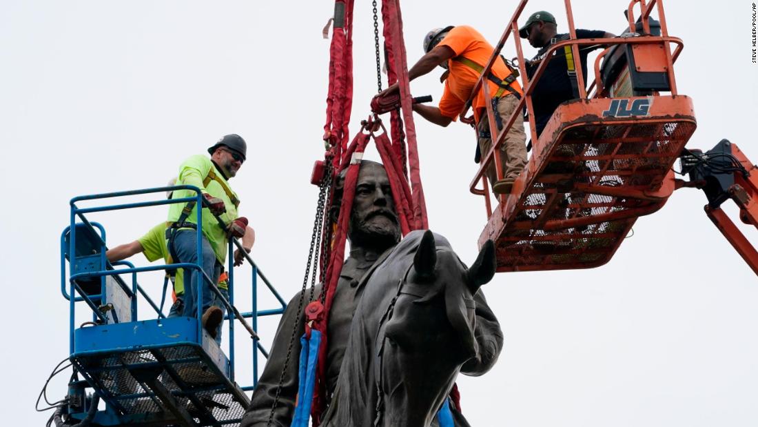 Robert E. Lee statue on historic Virginia street removed