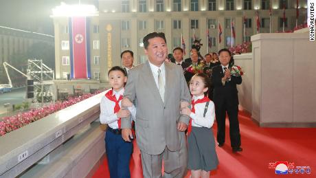 Le leader nord-coréen Kim Jong Un assiste à un défilé militaire organisé pour marquer le 73e anniversaire de la fondation de la Corée du Nord à Pyongyang sur cette image non datée fournie par l'agence de presse centrale coréenne de la Corée du Nord le 9 septembre 2021. 