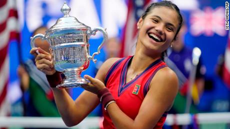 Emma Raducanu, of Britain, holds up the US Open championship trophy after defeating Leylah Fernandez, of Canada, during the women&#39;s singles final of the US Open tennis championships, Saturday, Sept. 11, 2021, in New York. (AP Photo/Seth Wenig)