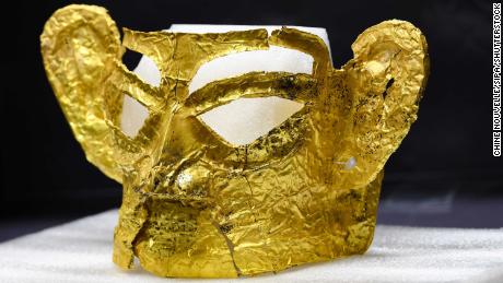 Gold mask among 3,000-year-old relics unearthed in southwest China 