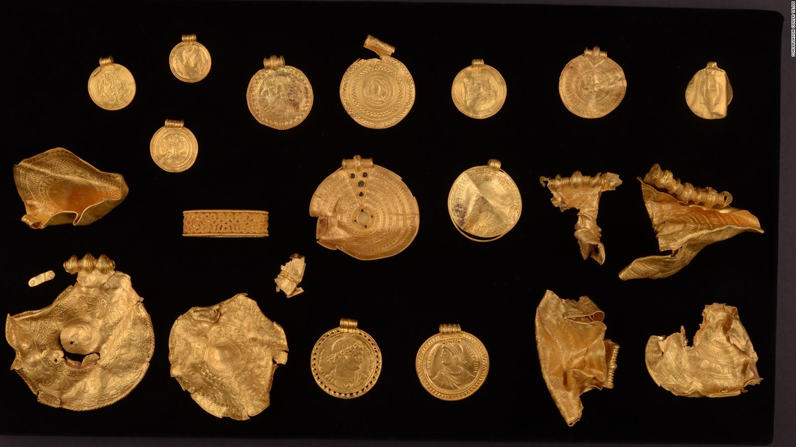 Với kho báu vàng thời đồ đồng, bạn sẽ được truyền cảm hứng để khám phá những kho báu xa xưa. Với những đồng tiền vàng phủ lên một rương đầy huyền thoại, bạn sẽ cảm nhận được sự kết hợp giữa lịch sử và văn hóa. Khám phá những phát hiện đầy ý nghĩa và tìm hiểu sự phát triển của nhân loại với kho báu vàng thời đồ đồng.