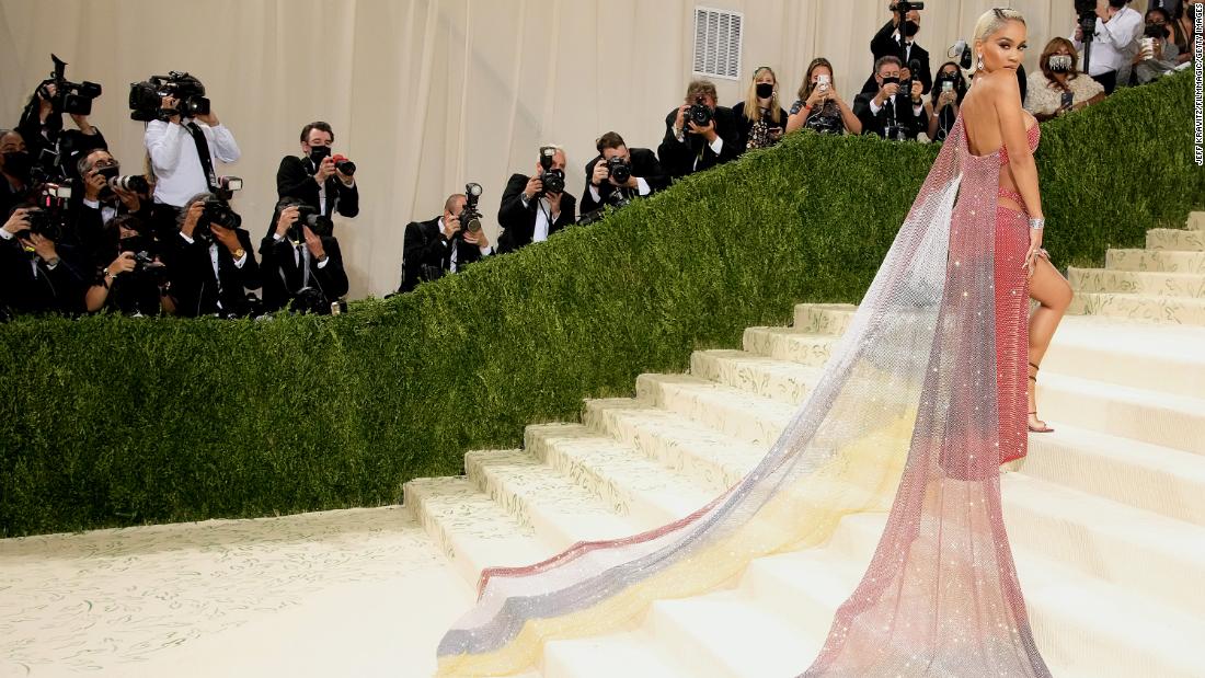 Saweetie&#39;s rainbow ombré Christian Cowan dress trailed behind her as she walked the Met&#39;s famous stairs. She revealed later told Vogue that the colors were inspired by her Filipino heritage, as well as the Black American heritage flag. 