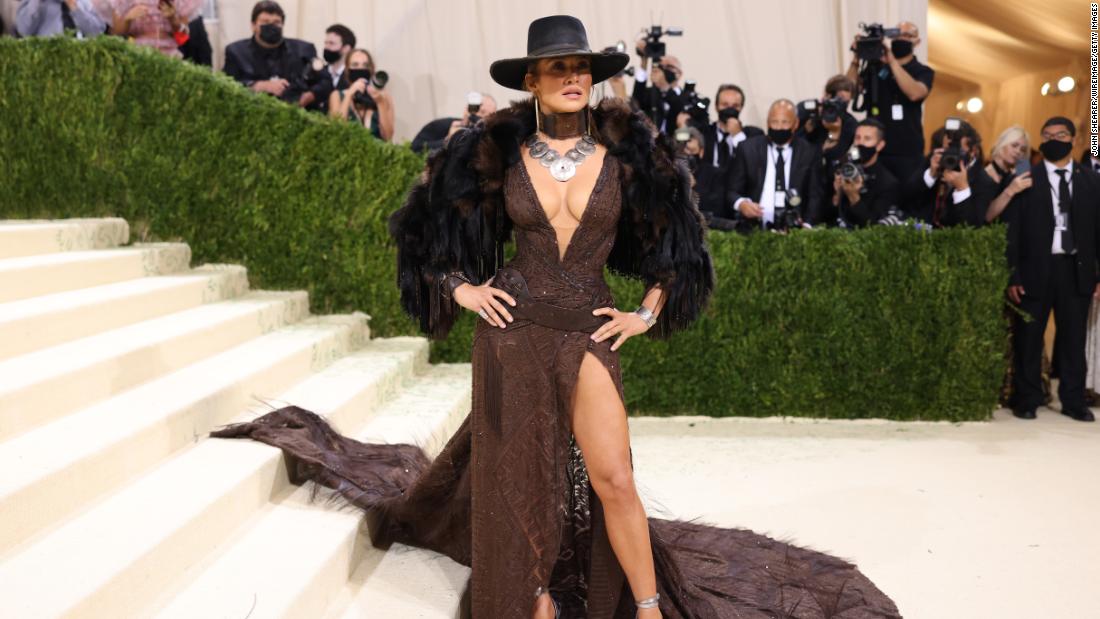Jennifer Lopez hit the Met Museum steps wearing a custom Ralph Lauren outfit, which channeled the spirit of the Wild West. Donning a faux fur stole, she opted for a deep brown dress embellished with crystal drops, braided silk and leather trims -- topped off with a cowboy hat that completed the look.