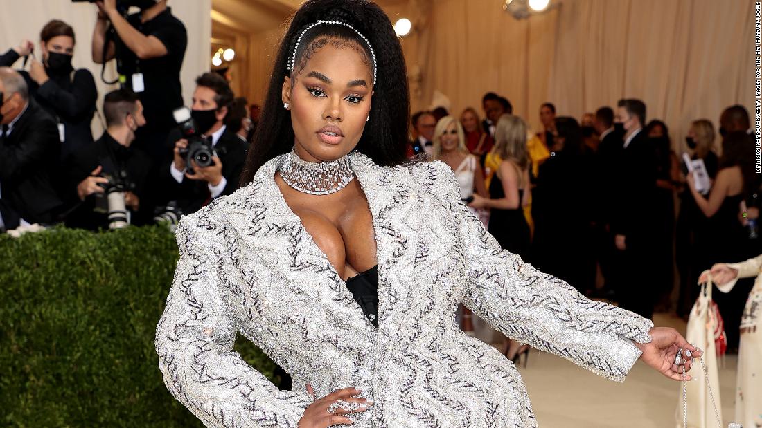 As with many women on the night, plus-size model Precious Lee opted for a blazer-inspired silhouette with a dramatic fringe and power shoulders. Designed by Area, the crystalline dress was styled with matching glittery accessories.