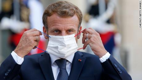 Macron past zijn gezichtsmasker aan tijdens een persconferentie in het Elysée-paleis in Parijs op 6 september.