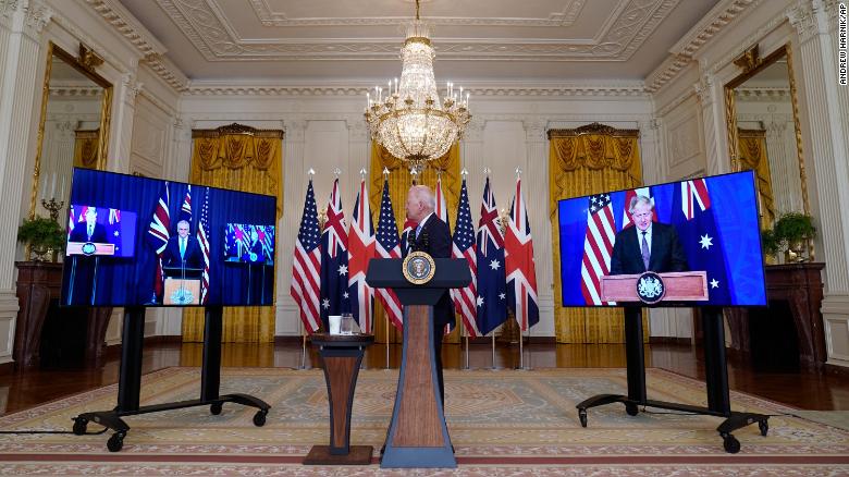 El presidente Joe Biden, escucha mientras se le une virtualmente el primer ministro australiano Scott Morrison, a la izquierda, y el primer ministro británico Boris Johnson, habla sobre una iniciativa de seguridad nacional en el East Room de la Casa Blanca en Washington, el miércoles 15 de septiembre de 2021. . 