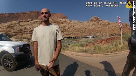 Imágenes de la cámara corporal de Moab, Utah, que muestran a la policía hablando con Brian Laundrie.