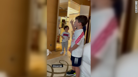 Los hijos de Messi bailan al ritmo de una canción que menciona a su padre -  CNN Video