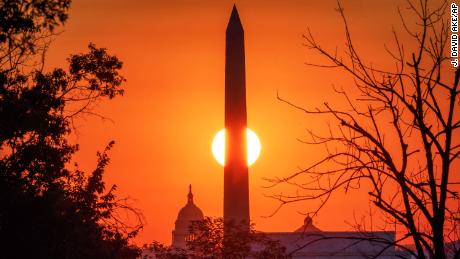 El equinoccio de otoño en el hemisferio norte fue el 22 de septiembre, marcando el comienzo del primer día de otoño.  Se muestra el Monumento a Washington el último día del verano en Washington, 21 de septiembre de 2020.