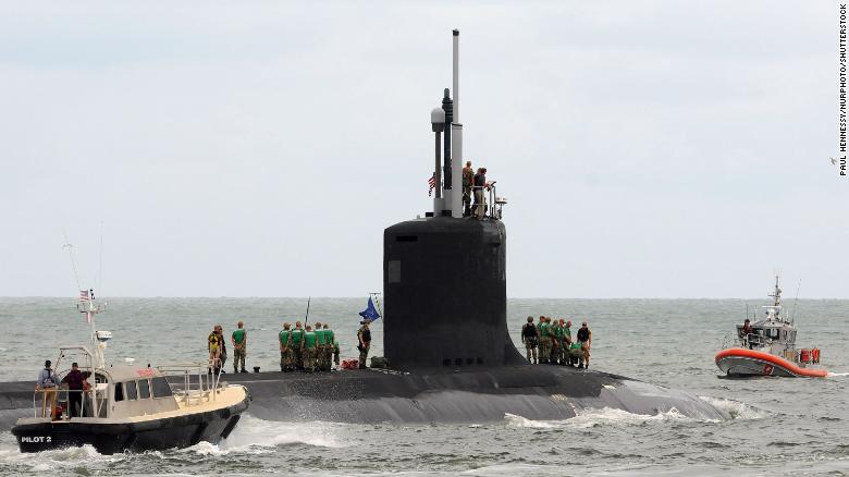 L'USS Indiana, un sottomarino d'attacco a propulsione nucleare, parte da Port Canaveral in Florida il 1 ottobre 2018.