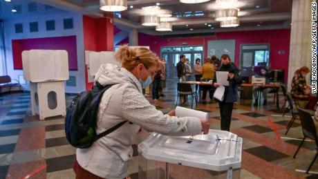 Russia goes to the polls in the midst of suppressing political dissent 