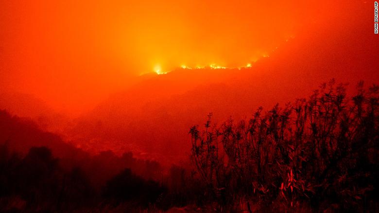 Las llamas del incendio del complejo KNP arden a lo largo de una ladera sobre el río Kaweah en el Parque Nacional Sequoia, California, el lunes 14 de septiembre. 