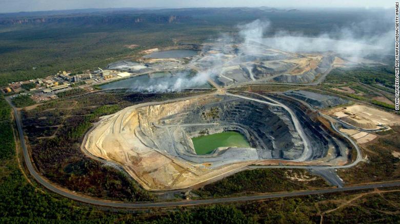 Un incendio de hierba arde en una mina de uranio cerca de Mt Brockman en el Parque Nacional Kakadu, Australia, el 1 de septiembre de 2004.