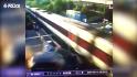 Imágenes de vigilancia muestran un accidente automovilístico contra un tren en movimiento