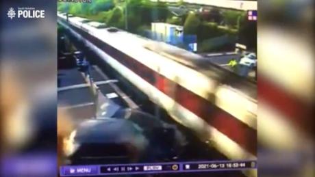 Cámara de capta impresionante choque de un auto un tren movimiento - Video