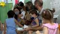 Los niños pequeños reciben la vacuna en una clínica en Cuba.  Ver adentro