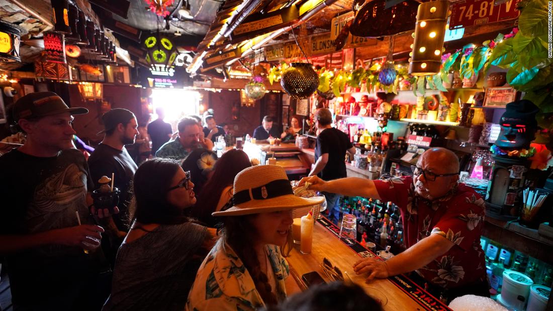 Quận Los Angeles ban hành yêu cầu chống vắc-xin đối với các quán bar và câu lạc bộ đêm trong nhà