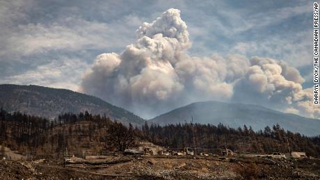 Das am 30. Juni durch den Waldbrand Lytton Creek zerstörte Grundstück, auch bekannt als Pyrocumulus-Wolke, ist eine Feuerwolke, die durch das gleiche Feuer erzeugt wurde, das am Sonntag, den 15. August 2021, in den Bergen von Lytton, British Columbia, ausbrach. 