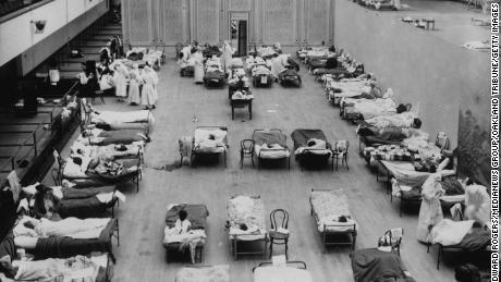 Oakland City Hall, na Califórnia, foi convertida em um hospital temporário com enfermeiras voluntárias da Cruz Vermelha americana em 1918.