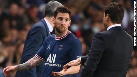 Lionel Messi gestures towards Mauricio Pochettino after being substituted.