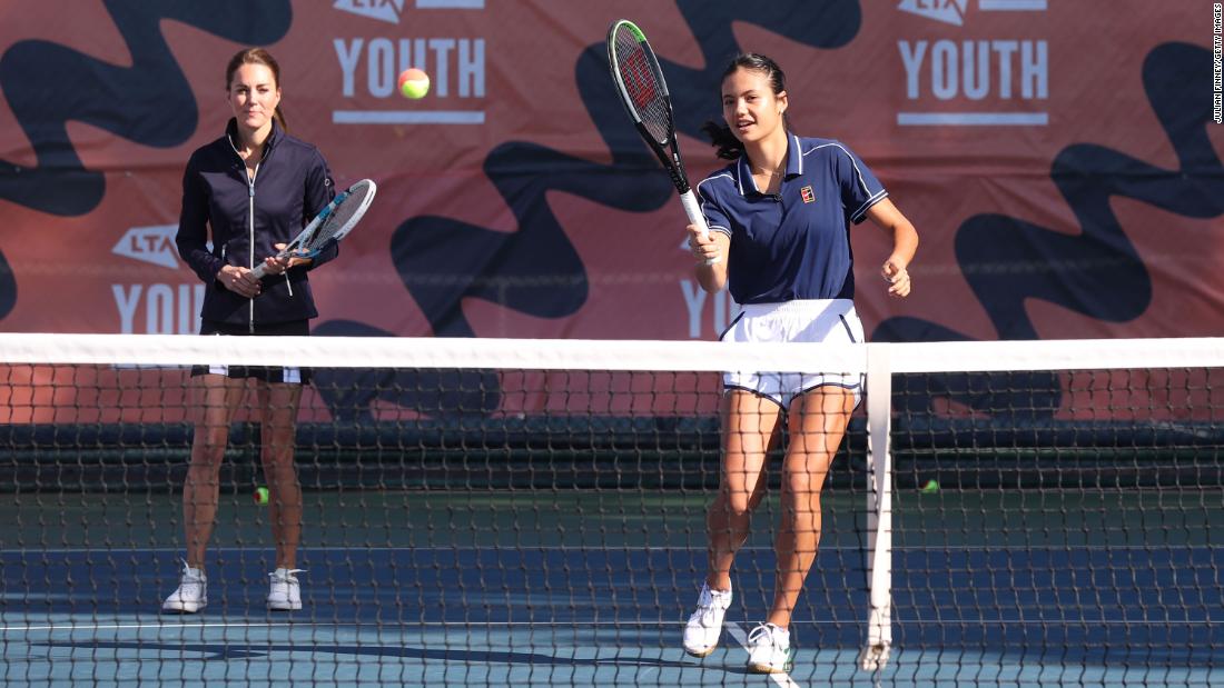 Bintang tenis terbaru Emma Raducanu merayakan kembalinya ke Inggris dengan bermain bersama Duchess of Cambridge