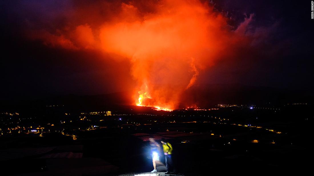 Spanish volcano eruption intensifies and suspends flights – CNN
