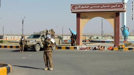 Het is kappers in de Afghaanse provincie Helmand nu verboden om baarden te scheren en muziek af te spelen
