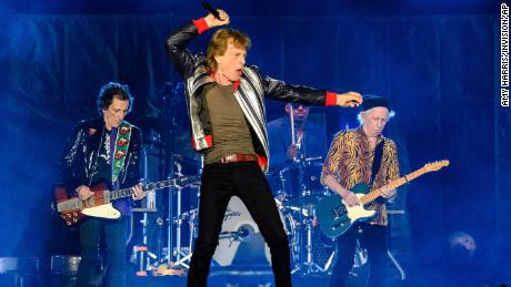 Rolling Stones는 마침내 미국 투어를 시작한 Charlie Watts에게 경의를 표합니다.
