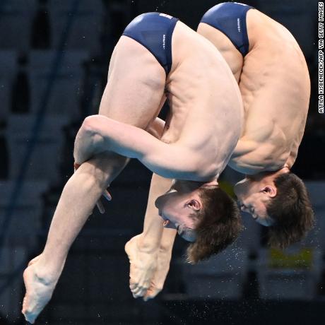 TOPSHOT - Britain&#39;s Thomas Daley and Britain&#39;s Matty Lee compete to take gold in the men&#39;s synchronised 10m platform diving final event during the Tokyo 2020 Olympic Games at the Tokyo Aquatics Centre in Tokyo on July 26, 2021. (Photo by Attila KISBENEDEK / AFP) (Photo by ATTILA KISBENEDEK/AFP via Getty Images)