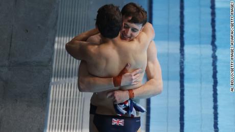 Daley and Lee kiss in the synchronized 10m platform final. 