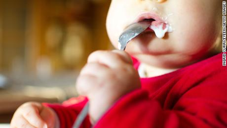 Laut Gesetzgeber ließen die Hersteller mit Schwermetallen kontaminierte Babynahrung in den Regalen stehen