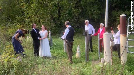 Karen Mahoney and Brian Ray got married on the US-Canadian border so her family could witness it.
