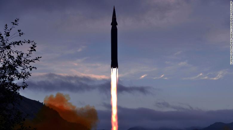 La Corée du Nord a tiré mercredi un missile balistique présumé au large de sa côte est, ont annoncé les autorités japonaises, tandis que la Corée du Sud a signalé le lancement d’un projectile non spécifié