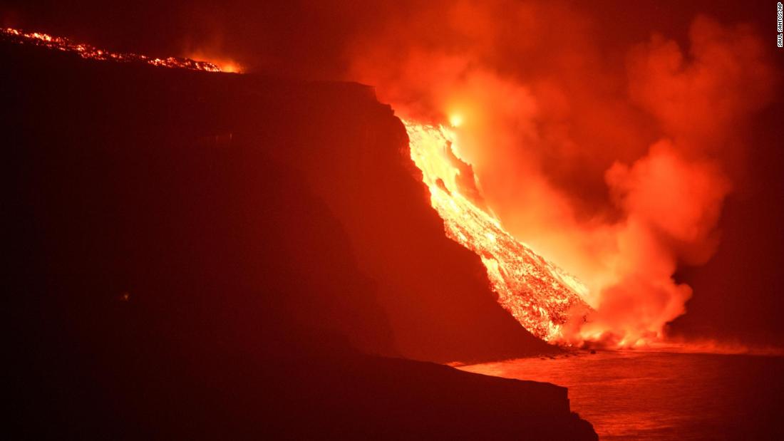Núi lửa La Palma: Chính quyền đóng cửa khu vực ven biển khi dung nham tiến ra biển
