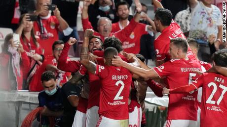 Benfica players celebrate after Núñez scored his side&#39;s third goal.