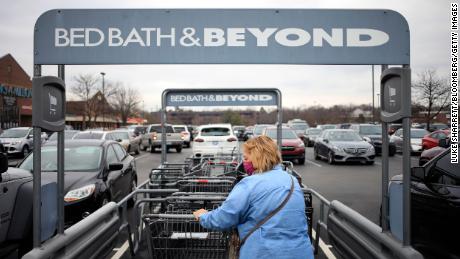 A customer wearing a protective mask picks up a shopping cart outside a Bed Bath & Beyond store in Louisville, Kentucky, USA, on Saturday, January 2, 2021. 
