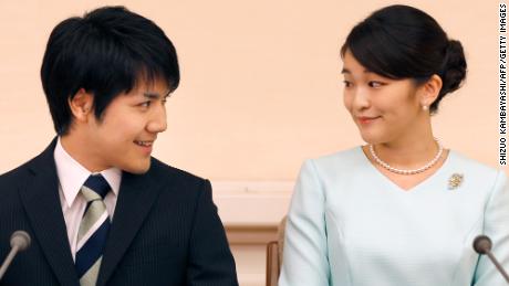 Princess Mako (R), the eldest daughter of Prince Akishino and Princess Kiko, and her fiancee Kei Komuro (L), smile during a press conference to announce their engagement at the Akasaka East Residence in Tokyo on September 3, 2017.
Emperor Akihito&#39;s eldest granddaughter Princess Mako and her fiancé -- a commoner -- announced their engagement on September 3, which will cost the princess her royal status in a move that highlights the male-dominated nature of Japan&#39;s monarchy.
 / AFP PHOTO / POOL / Shizuo Kambayashi        (Photo credit should read SHIZUO KAMBAYASHI/AFP via Getty Images)