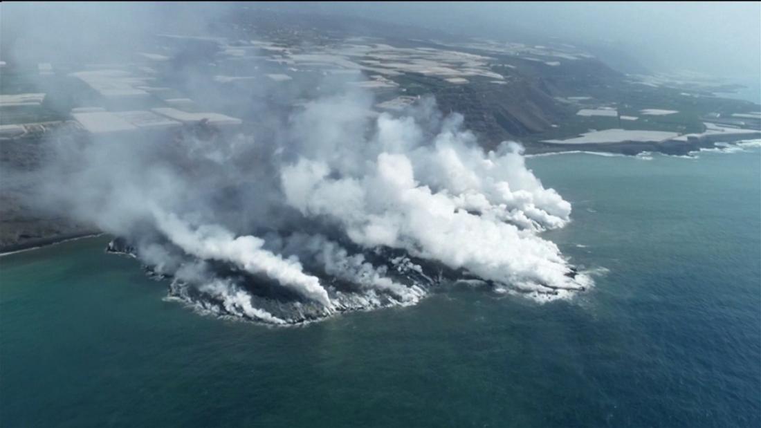 Impactante camino de lava negra en La Palma se abre paso hacia el mar ...