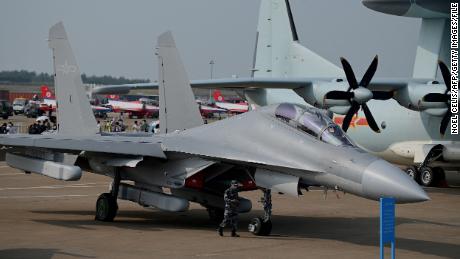 تُعرض معركة الضربات متعددة المهام J-16 الصينية للقوات الجوية لجيش التحرير الصيني (PLAAF) في معرض الصين الدولي الثالث عشر للنقل الجوي والفضاء في تشوهاى في 28 سبتمبر.