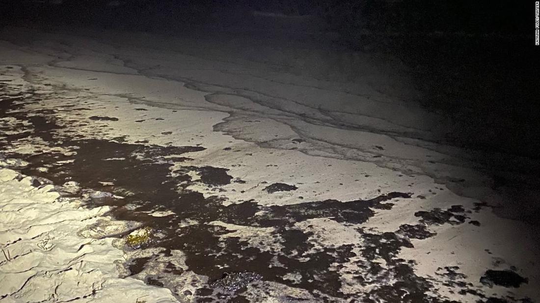 A major oil spill off the California coast has caused dead birds fish and oil to wash up on Huntington Beach officials say – CNN