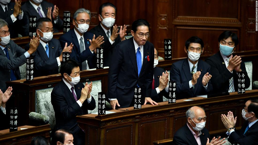 Japānas jaunā premjerministra amatā stājas Fumio Kišida