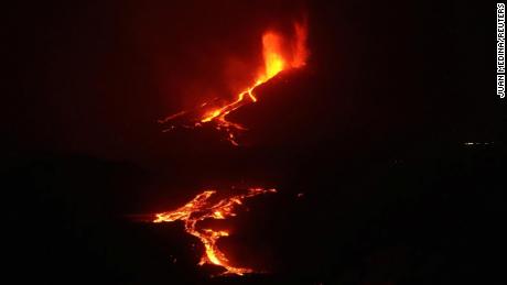 La lava del vulcano Cumbre Vieja si riversa nel mare.