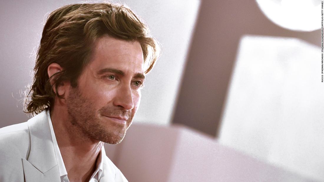 jake gyllenhaal 2022 hair