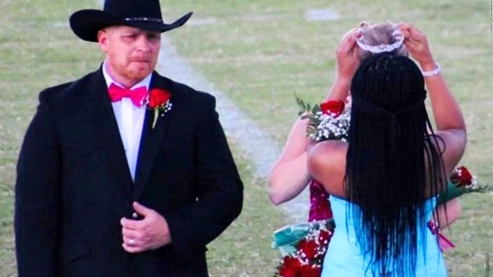 The Homecoming Queen Gave Away Her Crown To Comfort A Grieving Family   211006145610 03 Homecoming Queen Gives Away Crown Full 169 